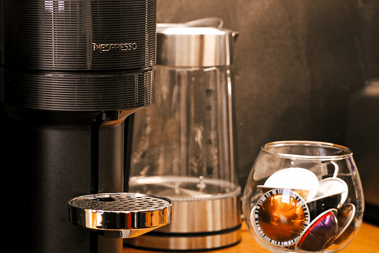 cafetiere_Nespresso_Vertuo_743x496 La Maison V.H., appartement d’Hôtes à Troyes, France. Studio "Le Voyageur", vue d'ensemble sur le lit et la salle de bain. Crédits : Matteo PANE